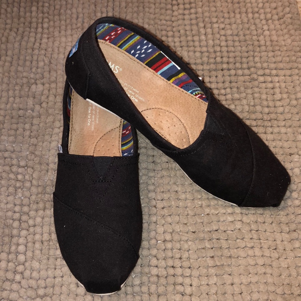 AUTHENTIC TOM’S CLASSIC SLIP-ONS